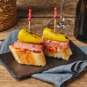 Pincho - salchichon - tomatsalsa